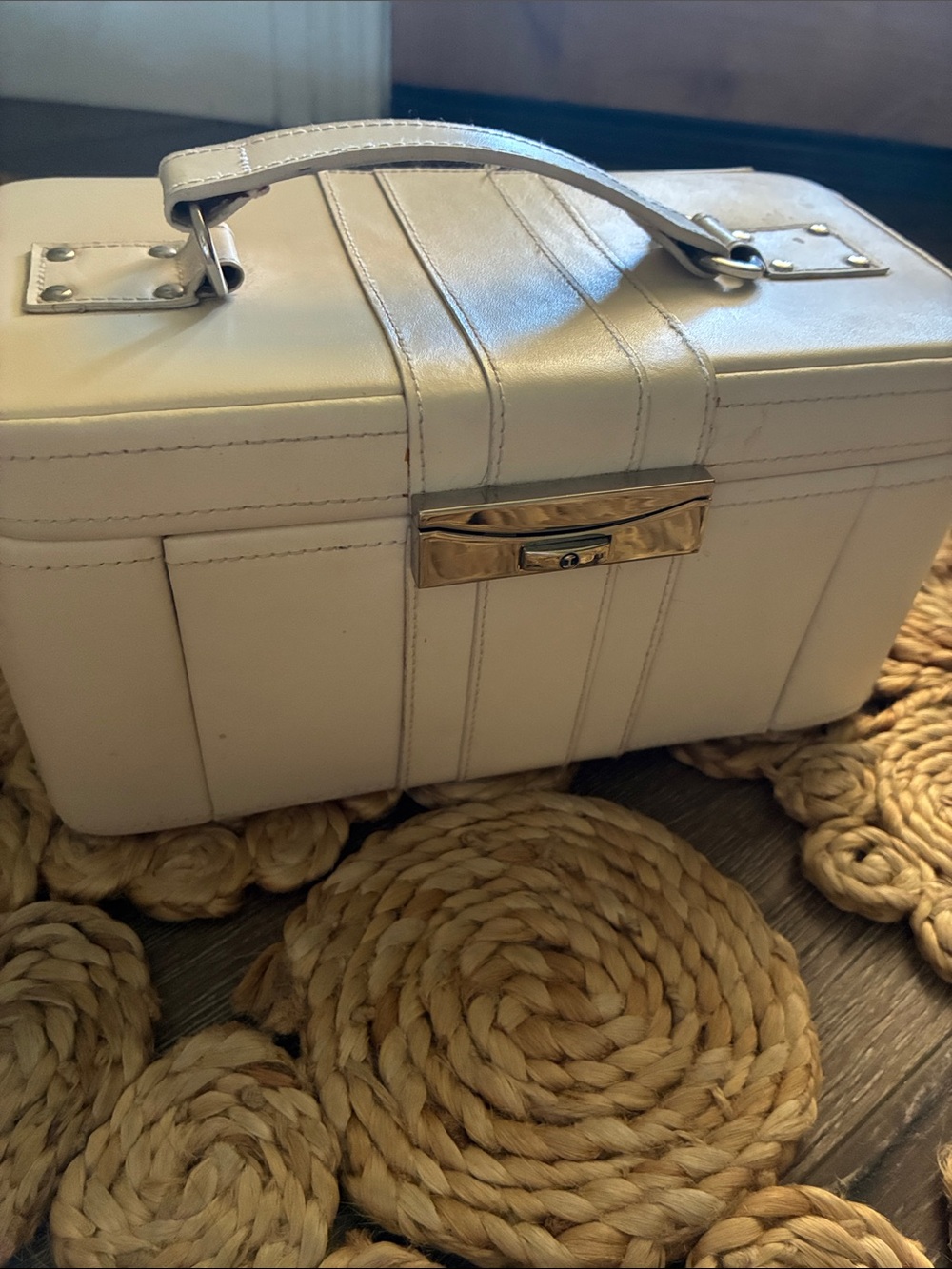 Vintage Luster Loc Jewelry Train Case Cream Faux Leather Hard Shell Vanity Case